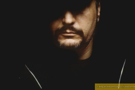 Scopri Pino Daniele: Un Viaggio nel Cuore di “Musicante”